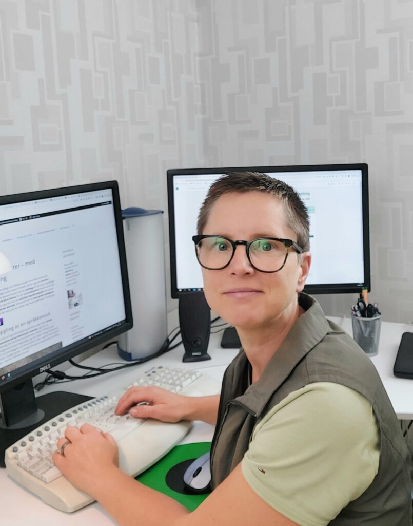 Korrekturläsning illustreras av att Jenny jobbar vid sitt skrivbord med en dator med två skärmar. 
